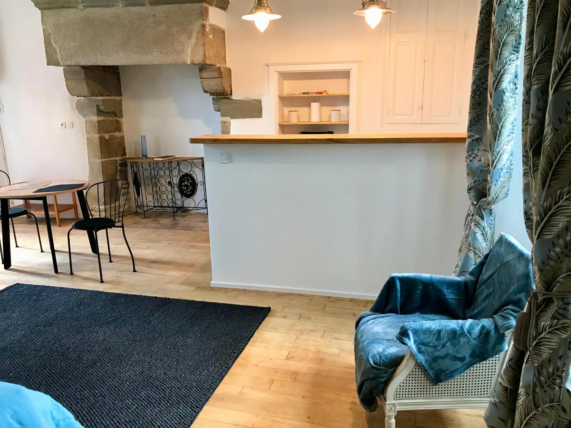 Appartement Et Terrasse Au Sein D'un Manoir Xviième *
